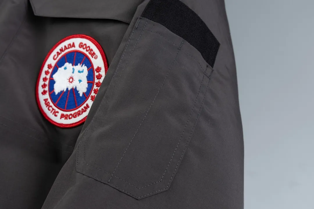 P820 (Top wolf fur version delivery handbag) Canada Goose Canada Goose #Expedition expedition parka classic down jacket ➖ Imported 21-count polyester-cotton blended original fabric [last year’s 16-count/18-count hard fabrics have been completely eliminated, this year all use 21-count genuine synchronous fabrics, the soft mid-band feels delicate and textured], genuine synchronous Feather-Light 10D waterproof coated fabric, made of 84.5% polyester fiber and 15.5% cotton, 100% the best feel in the entire network! ➖ The genuine official website uses the national standard 80 white duck down, and will never be misled by false claims such as 90 down or goose down! ➖ Using the best nylon lining with double double-layer sealing design, velvet-proof No. 7 needle + grid-filled down ready-made garments, there is 100% no so-called velvet running! ➖ The cuffs are designed with thickened seamless threads, and the collar and pockets are lined with top-quality polar fleece to keep you warm and comfortable! ➖ Yoshida YKK provides original custom-made electroplated sliders. YKK two-way lockable zippers are tight and smooth and will not peel off paint! ➖ 3M composite guarantees that the Velcro is the same as the original, durable, and all accessories and hardware are custom-made! ➖ The imported Behringer embroidery machine customizes the 10,000-needle embroidery logo, and 98% of the replicas restore the original logo. ➖ ​​The fur collars are all made of large pieces of Western Canadian blue wolf leather, ensuring that each fur collar is 13-15cm wide!
